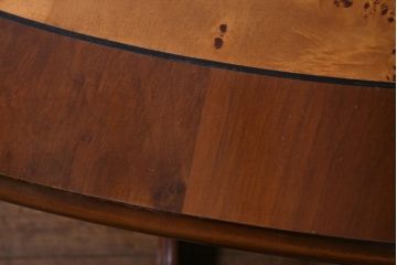 ヴィンテージ家具　フランスビンテージ　マホガニー・メープル材　バーズアイ天板と脚の意匠が目を引くオーバル型のダイニングテーブル(4人掛け)