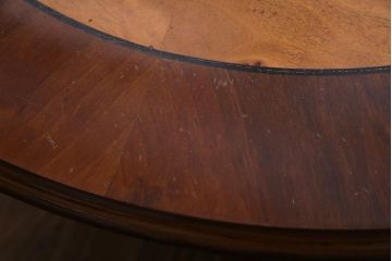 ヴィンテージ家具　フランスビンテージ　マホガニー・メープル材　バーズアイ天板と脚の意匠が目を引くオーバル型のダイニングテーブル(4人掛け)