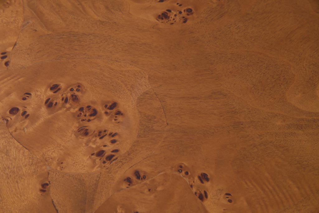 ヴィンテージ家具　フランスビンテージ　マホガニー・メープル材　バーズアイ天板と脚の意匠が目を引くオーバル型のダイニングテーブル(4人掛け)