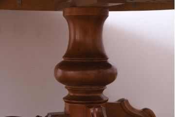 ヴィンテージ家具　フランスビンテージ　マホガニー・メープル材　バーズアイ天板と脚の意匠が目を引くオーバル型のダイニングテーブル(4人掛け)