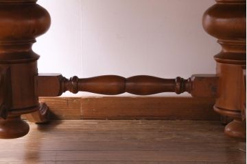 ヴィンテージ家具　フランスビンテージ　マホガニー・メープル材　バーズアイ天板と脚の意匠が目を引くオーバル型のダイニングテーブル(4人掛け)