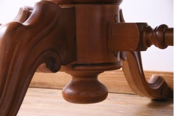 ヴィンテージ家具　フランスビンテージ　マホガニー・メープル材　バーズアイ天板と脚の意匠が目を引くオーバル型のダイニングテーブル(4人掛け)