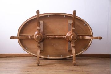 ヴィンテージ家具　フランスビンテージ　マホガニー・メープル材　バーズアイ天板と脚の意匠が目を引くオーバル型のダイニングテーブル(4人掛け)