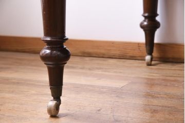 アンティーク家具　フランスアンティーク　マホガニー無垢材　キャスター付き　洗練された高級感が漂う6人掛けダイニングテーブル