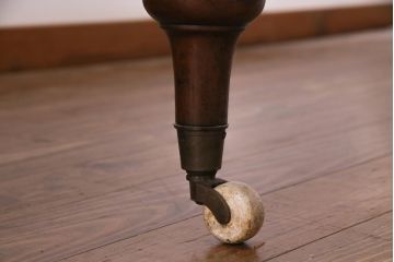 アンティーク家具　フランスアンティーク　マホガニー無垢材　キャスター付き　洗練された高級感が漂う6人掛けダイニングテーブル