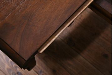 アンティーク家具　イギリスアンティーク　ウォールナット無垢材　荘厳な佇まいのドローリーフテーブル
