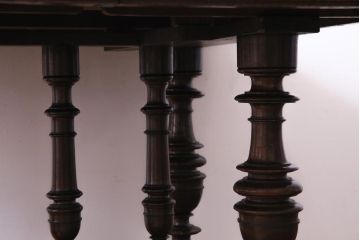 アンティーク家具　イギリスアンティーク　ウォールナット無垢材　荘厳な佇まいのドローリーフテーブル