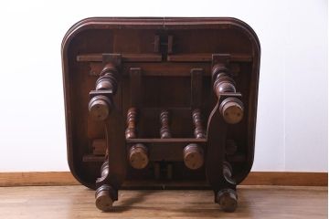 アンティーク家具　イギリスアンティーク　ウォールナット無垢材　荘厳な佇まいのドローリーフテーブル