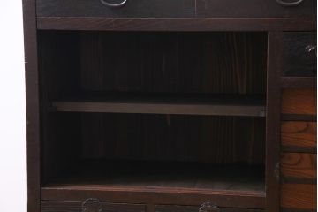 アンティーク家具　和製アンティーク　前面ケヤキ材　ケヤキの杢目と味わい深い風合いが渋さ漂う関西帳場箪笥(収納棚、時代箪笥)