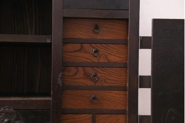 アンティーク家具　和製アンティーク　前面ケヤキ材　ケヤキの杢目と味わい深い風合いが渋さ漂う関西帳場箪笥(収納棚、時代箪笥)