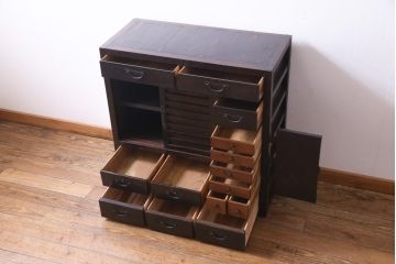 アンティーク家具　和製アンティーク　前面ケヤキ材　ケヤキの杢目と味わい深い風合いが渋さ漂う関西帳場箪笥(収納棚、時代箪笥)