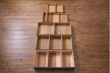 アンティーク家具　和製アンティーク　前面ケヤキ材　ケヤキの杢目と味わい深い風合いが渋さ漂う関西帳場箪笥(収納棚、時代箪笥)