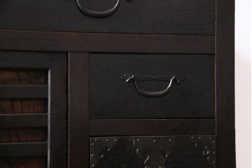 アンティーク家具　和製アンティーク　前面ケヤキ材　ケヤキの杢目と味わい深い風合いが渋さ漂う関西帳場箪笥(収納棚、時代箪笥)