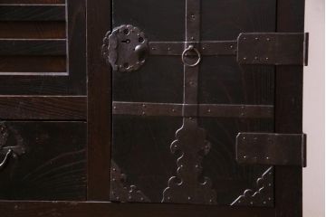 アンティーク家具　和製アンティーク　前面ケヤキ材　ケヤキの杢目と味わい深い風合いが渋さ漂う関西帳場箪笥(収納棚、時代箪笥)