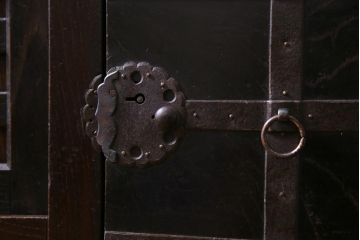 アンティーク家具　和製アンティーク　前面ケヤキ材　ケヤキの杢目と味わい深い風合いが渋さ漂う関西帳場箪笥(収納棚、時代箪笥)