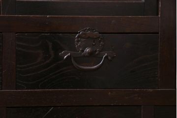 アンティーク家具　和製アンティーク　前面ケヤキ材　ケヤキの杢目と味わい深い風合いが渋さ漂う関西帳場箪笥(収納棚、時代箪笥)