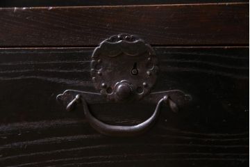 アンティーク家具　和製アンティーク　前面ケヤキ材　ケヤキの杢目と味わい深い風合いが渋さ漂う関西帳場箪笥(収納棚、時代箪笥)