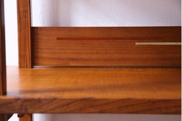中古　工芸家具　栗無垢材　象嵌細工が素敵な漆塗りの飾棚(飾り棚)(定価約54万円)