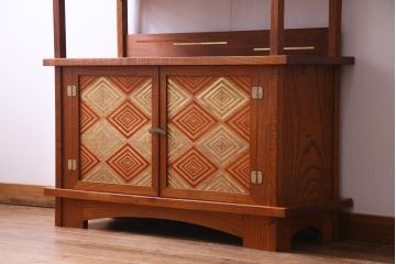 中古　工芸家具　栗無垢材　象嵌細工が素敵な漆塗りの飾棚(飾り棚)(定価約54万円)