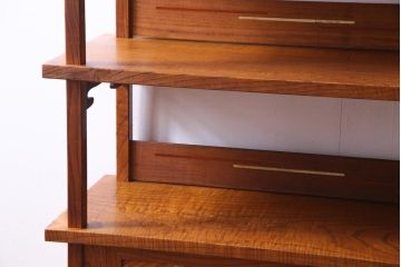 中古　工芸家具　栗無垢材　象嵌細工が素敵な漆塗りの飾棚(飾り棚)(定価約54万円)