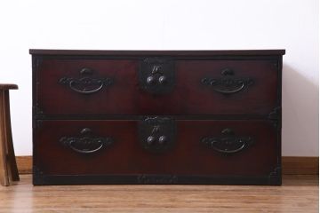 アンティーク家具　和製アンティーク　明治期　前面ケヤキ材　松竹梅に蝶のモチーフ金具が風流な二本松箪笥ローボード(時代箪笥、引き出し、ローチェスト)