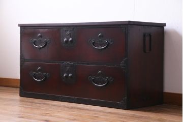 アンティーク家具　和製アンティーク　明治期　前面ケヤキ材　松竹梅に蝶のモチーフ金具が風流な二本松箪笥ローボード(時代箪笥、引き出し、ローチェスト)