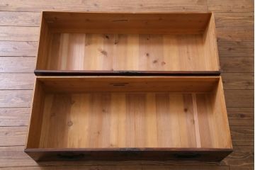 アンティーク家具　和製アンティーク　明治期　前面ケヤキ材　松竹梅に蝶のモチーフ金具が風流な二本松箪笥ローボード(時代箪笥、引き出し、ローチェスト)