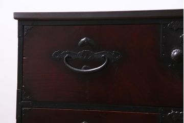 アンティーク家具　和製アンティーク　明治期　前面ケヤキ材　松竹梅に蝶のモチーフ金具が風流な二本松箪笥ローボード(時代箪笥、引き出し、ローチェスト)