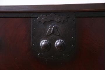 アンティーク家具　和製アンティーク　明治期　前面ケヤキ材　松竹梅に蝶のモチーフ金具が風流な二本松箪笥ローボード(時代箪笥、引き出し、ローチェスト)