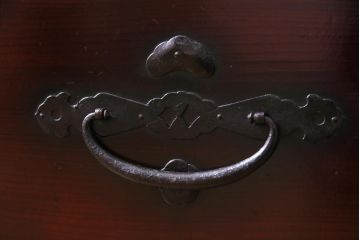 アンティーク家具　和製アンティーク　明治期　前面ケヤキ材　松竹梅に蝶のモチーフ金具が風流な二本松箪笥ローボード(時代箪笥、引き出し、ローチェスト)