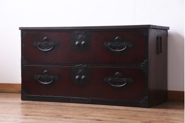 アンティーク家具　和製アンティーク　明治期　前面ケヤキ材　松竹梅に蝶のモチーフ金具が風流な二本松箪笥ローボード(時代箪笥、引き出し、ローチェスト)