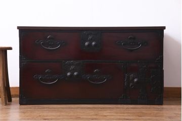 アンティーク家具　和製アンティーク　前面ケヤキ材　片開き扉付き　松竹梅に蝶の金具が風流な二本松箪笥ローボード(時代箪笥、引き出し、ローチェスト)