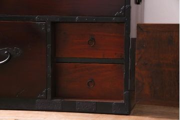 アンティーク家具　和製アンティーク　前面ケヤキ材　片開き扉付き　松竹梅に蝶の金具が風流な二本松箪笥ローボード(時代箪笥、引き出し、ローチェスト)