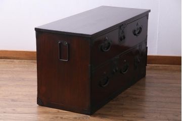 アンティーク家具　和製アンティーク　前面ケヤキ材　片開き扉付き　松竹梅に蝶の金具が風流な二本松箪笥ローボード(時代箪笥、引き出し、ローチェスト)