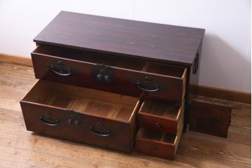 アンティーク家具　和製アンティーク　前面ケヤキ材　片開き扉付き　松竹梅に蝶の金具が風流な二本松箪笥ローボード(時代箪笥、引き出し、ローチェスト)