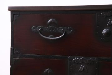 アンティーク家具　和製アンティーク　前面ケヤキ材　片開き扉付き　松竹梅に蝶の金具が風流な二本松箪笥ローボード(時代箪笥、引き出し、ローチェスト)