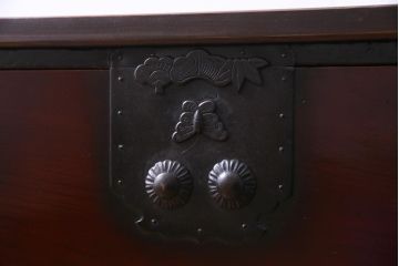 アンティーク家具　和製アンティーク　前面ケヤキ材　片開き扉付き　松竹梅に蝶の金具が風流な二本松箪笥ローボード(時代箪笥、引き出し、ローチェスト)