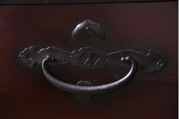 アンティーク家具　和製アンティーク　前面ケヤキ材　片開き扉付き　松竹梅に蝶の金具が風流な二本松箪笥ローボード(時代箪笥、引き出し、ローチェスト)