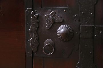 アンティーク家具　和製アンティーク　前面ケヤキ材　片開き扉付き　松竹梅に蝶の金具が風流な二本松箪笥ローボード(時代箪笥、引き出し、ローチェスト)