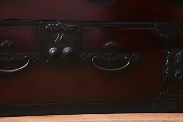 アンティーク家具　和製アンティーク　前面ケヤキ材　片開き扉付き　松竹梅に蝶の金具が風流な二本松箪笥ローボード(時代箪笥、引き出し、ローチェスト)