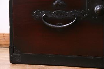 アンティーク家具　和製アンティーク　前面ケヤキ材　片開き扉付き　松竹梅に蝶の金具が風流な二本松箪笥ローボード(時代箪笥、引き出し、ローチェスト)