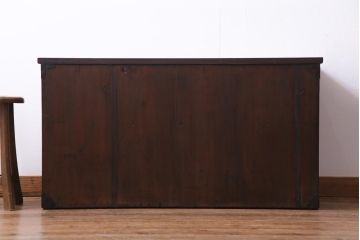 アンティーク家具　和製アンティーク　前面ケヤキ材　片開き扉付き　松竹梅に蝶の金具が風流な二本松箪笥ローボード(時代箪笥、引き出し、ローチェスト)