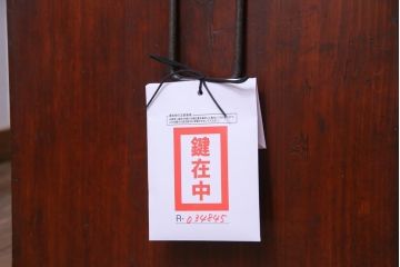 アンティーク家具　和製アンティーク　前面ケヤキ材　片開き扉付き　松竹梅に蝶の金具が風流な二本松箪笥ローボード(時代箪笥、引き出し、ローチェスト)