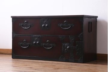 アンティーク家具　和製アンティーク　前面ケヤキ材　片開き扉付き　松竹梅に蝶の金具が風流な二本松箪笥ローボード(時代箪笥、引き出し、ローチェスト)