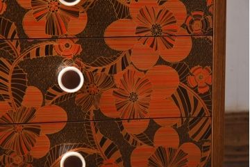 ヴィンテージ家具　日本製　レトロな花模様が目を引く合板プリントのビンテージチェスト(引き出し)