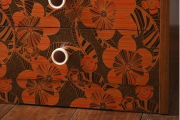 ヴィンテージ家具　日本製　レトロな花模様が目を引く合板プリントのビンテージチェスト(引き出し)