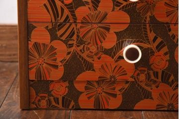 ヴィンテージ家具　日本製　レトロな花模様が目を引く合板プリントのビンテージチェスト(引き出し)