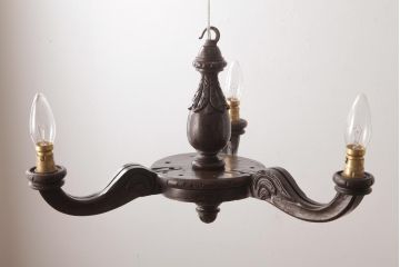 フランスアンティーク　風格のある彫刻が魅力的な木製シャンデリア(3灯、天井照明、吊り下げ照明)