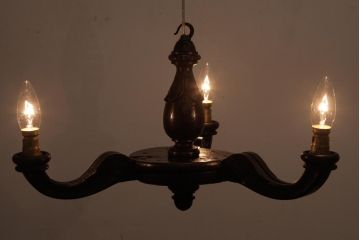 フランスアンティーク　風格のある彫刻が魅力的な木製シャンデリア(3灯、天井照明、吊り下げ照明)