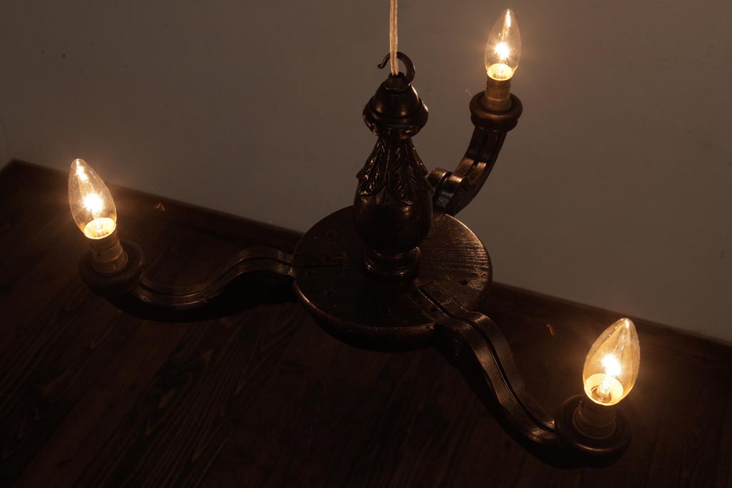 フランスアンティーク　風格のある彫刻が魅力的な木製シャンデリア(3灯、天井照明、吊り下げ照明)